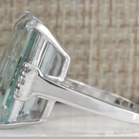 Gorgeous Aquamarine Ring Size 7 - Picture 2 of 4
